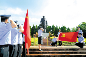 鲜红的党旗在特区高高飘扬