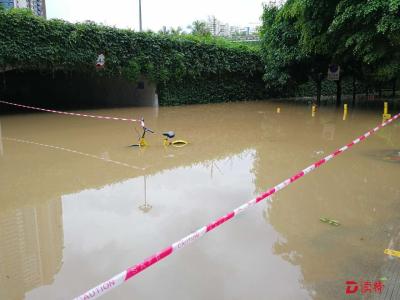 暴雨后，福田中心区这个桥洞水深一米多