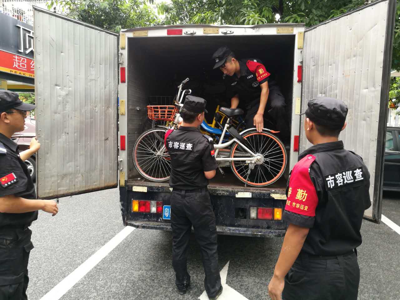 光明新区公明城管整治共享单车乱停放隐患