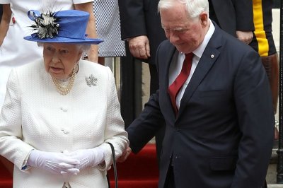加拿大总督搀扶英女王被指有违王室礼仪 外国网友炸锅了