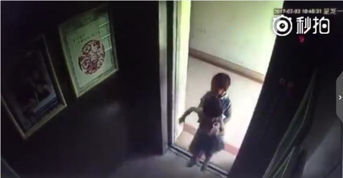熊孩子按18层按钮将女童关进电梯 致其坠楼身亡