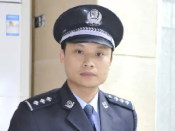 曾志强：打击黄赌毒的中流砥柱 
