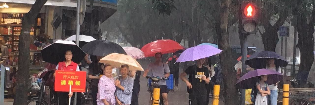 暴雨中，深圳竟出现这样的“红绿灯”