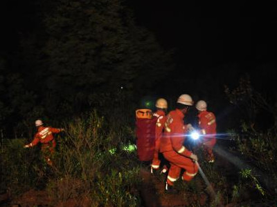 云南一面包车夜间坠下近百米悬崖 造成1死3伤