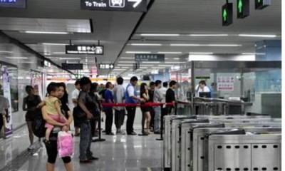 深圳地铁安检民警查乘客手机？假的！