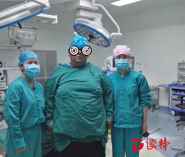 390斤“胖哥”胖到不能呼吸 “缩胃”手术器材需特制
