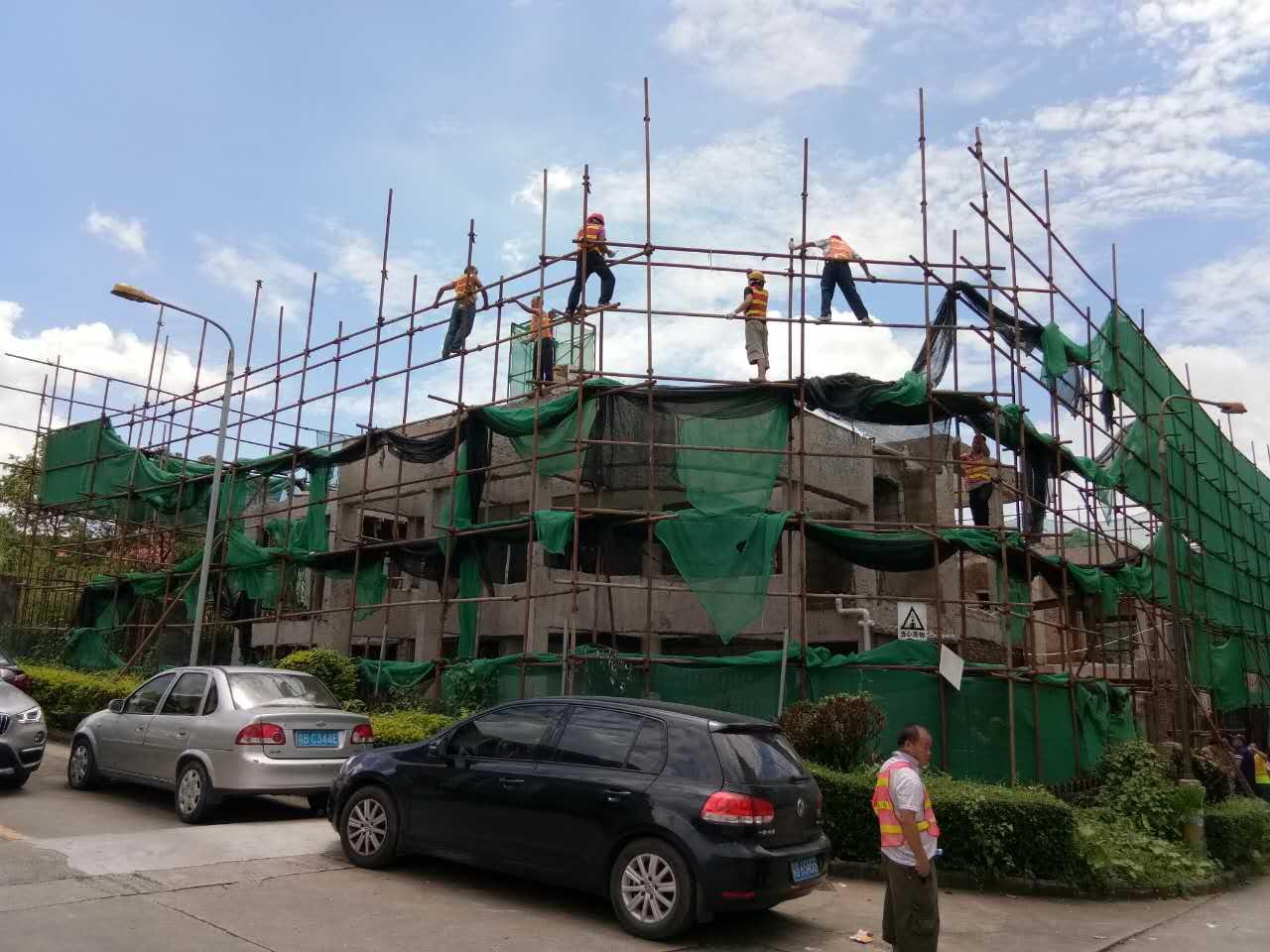 装修要把房子围得这么严？布吉街道查处莲花山庄2层违建