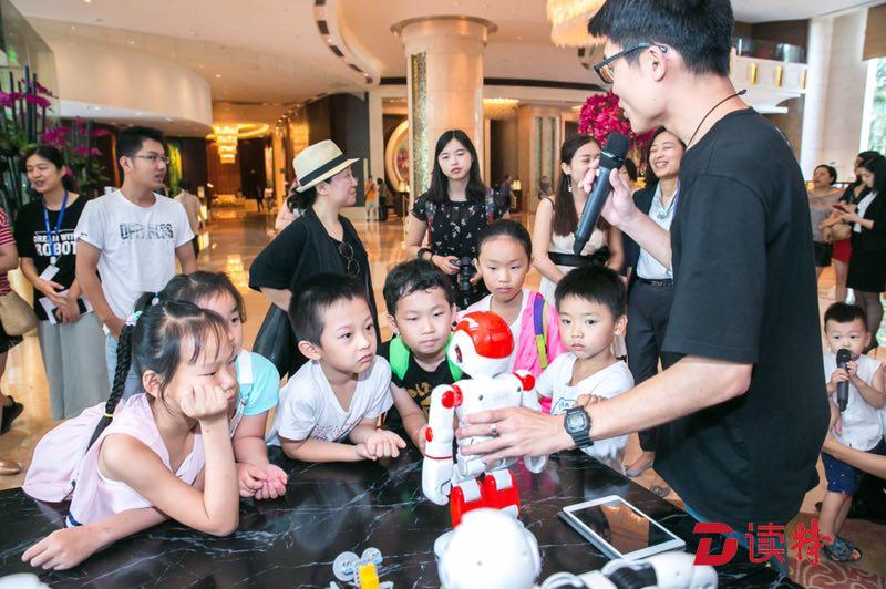 与春晚明星Alpha机器人一起，开启“小机械师”之旅吧