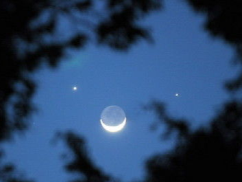 29日“双星拱月”天象上演 如画卷徐徐打开