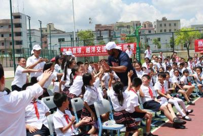 龙新社区举办青少年国际篮球培训