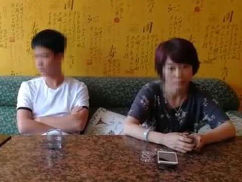 摔碎30万手镯游客称会赔偿 瑞丽政府派人赴江西协商