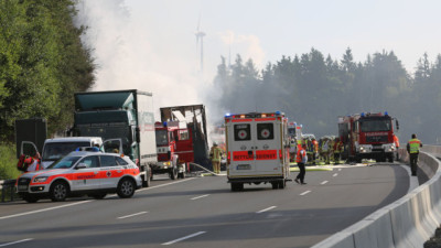 德国旅游大巴与货车相撞 已致11人遇难31人受伤