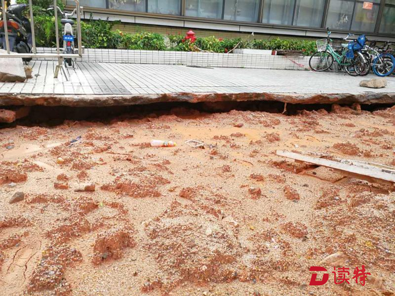 马路坍陷污水管破裂，福田一小区地下停车场成了水帘洞