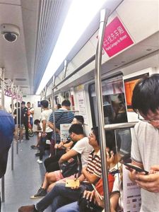 深圳地铁回应“女士车厢男多女少”：优先不等于专用