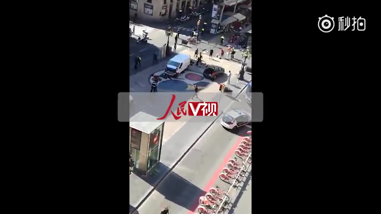 巴塞罗那恐袭现场曝光，汽车撞人群