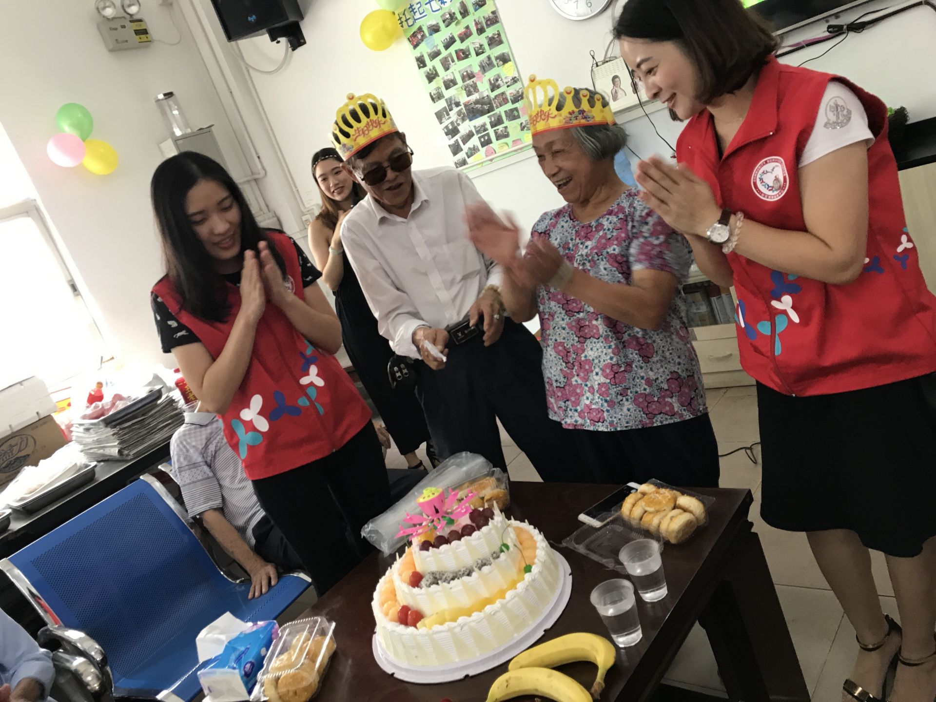 航城：黄麻布社区为老人办集体生日会
