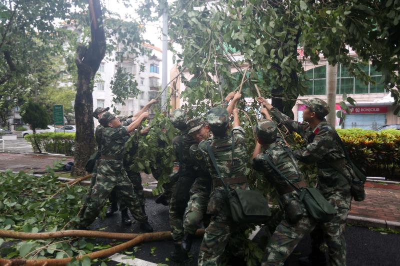 广东各地官兵积极迎战台风“天鸽”