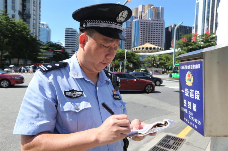 每日警星| 郑伟雄：智勇双全的好巡警