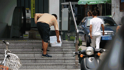 “硬币自取”暖闻风靡全国 硬币究竟是谁放的？