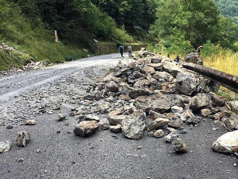中巴车内发现3具遗体 九寨沟地震死亡人数升至23人