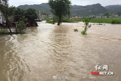 湖南局地发生特大暴雨 一座山塘溃坝700村民紧急转移