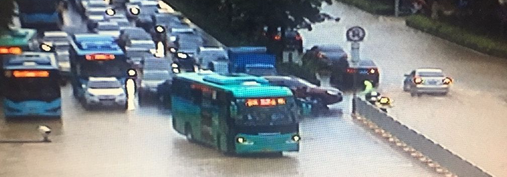 早高峰遇暴雨 深圳多条道路严重拥堵