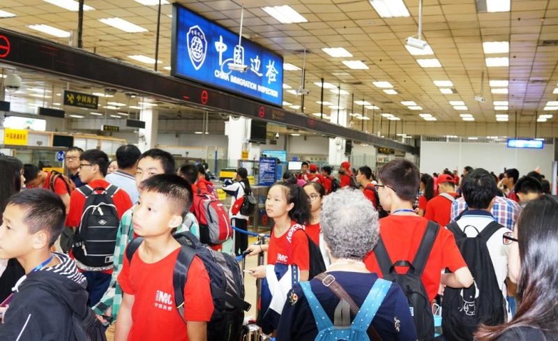  “夏令营游学团”搅热皇岗口岸 出入境尽量避开高峰时段