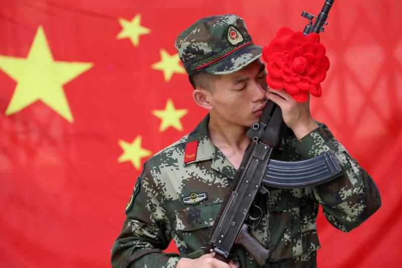 惜别战友吻别钢枪，700余老兵离开鹏城