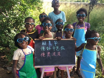 “非洲小孩举牌”广告走红 儿童只能拿几元钱