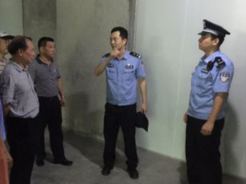 力保消防安全！中英街强力拆除“致命”钢板千余平方米