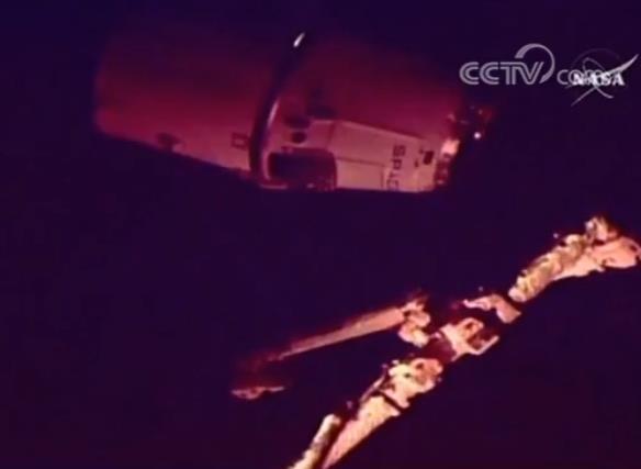 太空快递！美国“龙”货运飞船抵达空间站