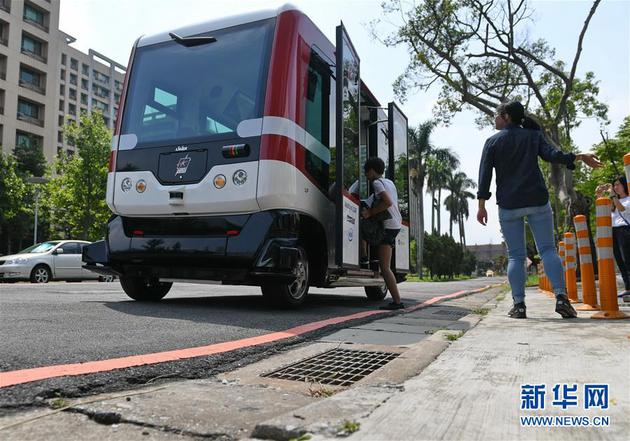 台湾无人驾驶汽车路测进行中 驶入“快车道”安全吗？