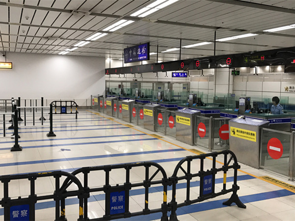 台风“天鸽”来袭 深圳湾口岸临时关闭