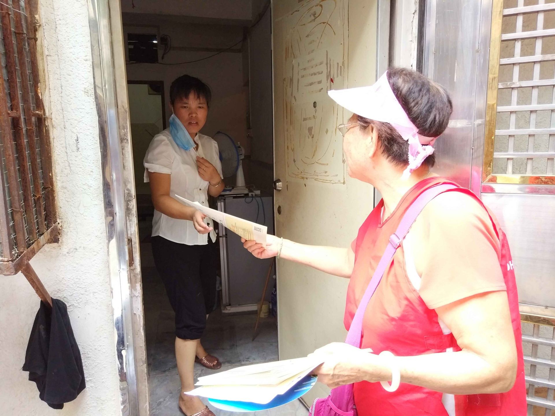 新秀社区志愿者入户宣传全国文明城市创建
