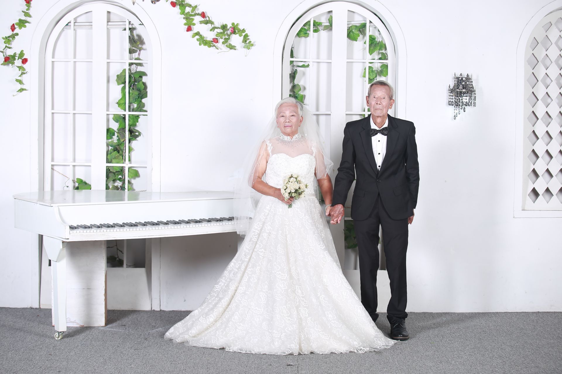 松岗街道碧头社区社工为钻石婚老党员补拍婚纱照