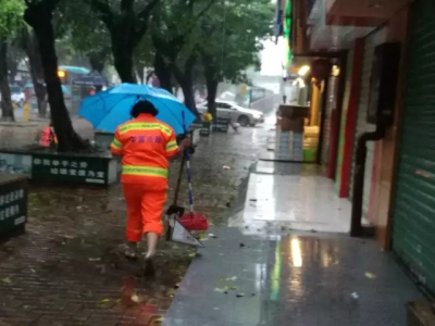 环卫工人在狂风暴雨中坚守岗位
