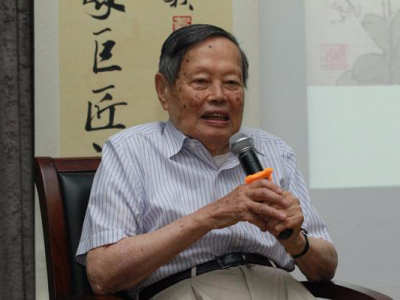 95岁杨振宁恢复中国国籍 转为中科院资深院士  