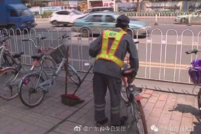 双赢！环卫工参与共享单车管理，共享单车企业发放关爱金