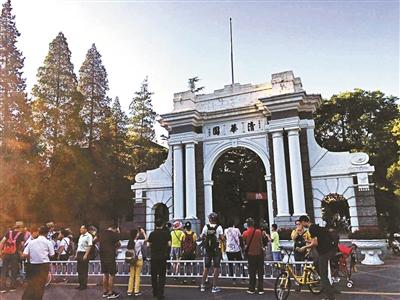 清华日晷刻字刚被清除 二校门又被刻