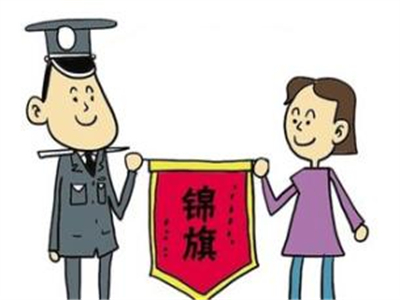  男子酒醉昏睡路边手机被盗，民警找回获赠锦旗