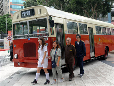香港深水埗一巴士撞上行人路 致3死逾20伤