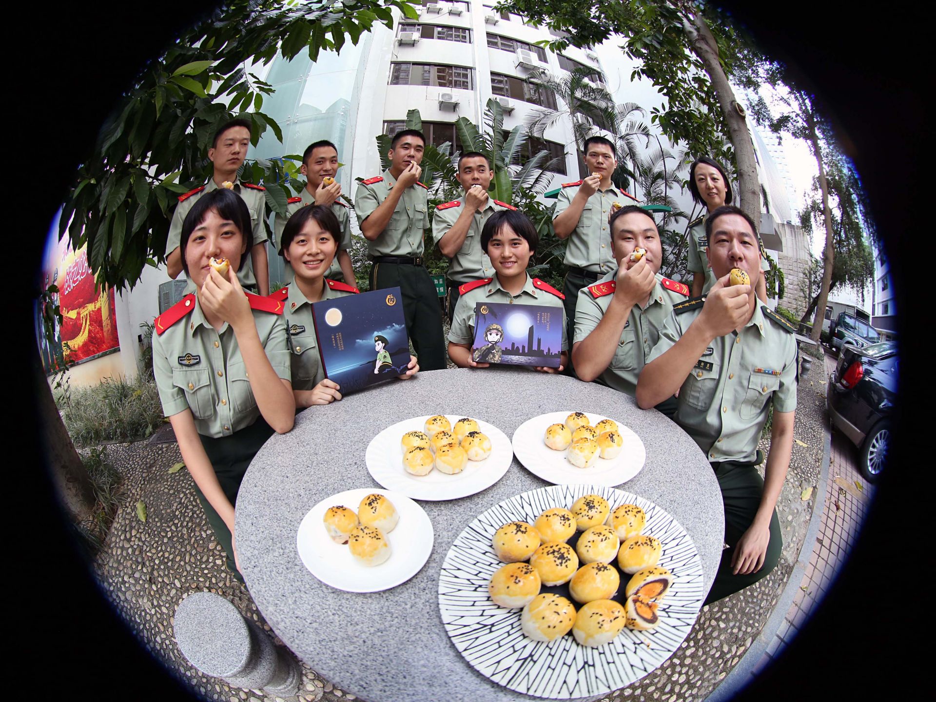 一盒月饼一句问候 官兵制作月饼寄送家乡亲属 