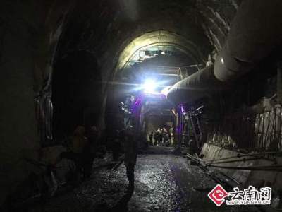 西双版纳隧道坍塌被困9人确认存活 已用小管子打通塌方体