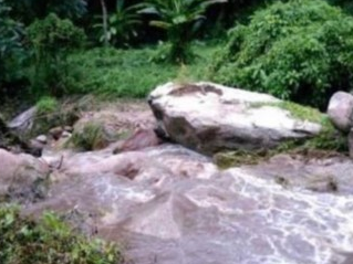 11名中国游客泰国徒步遇山洪 一游客被冲走死亡