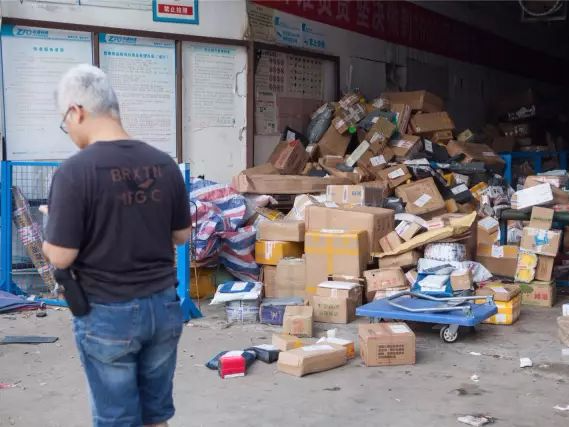 深圳这家快递网点“瘫痪” 快递积压爆仓没人送！有些都发臭了……