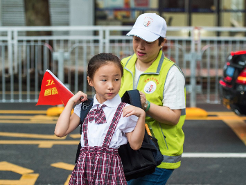 深圳首支“家校警”交通安全护航队上岗 他们的任务是…… 