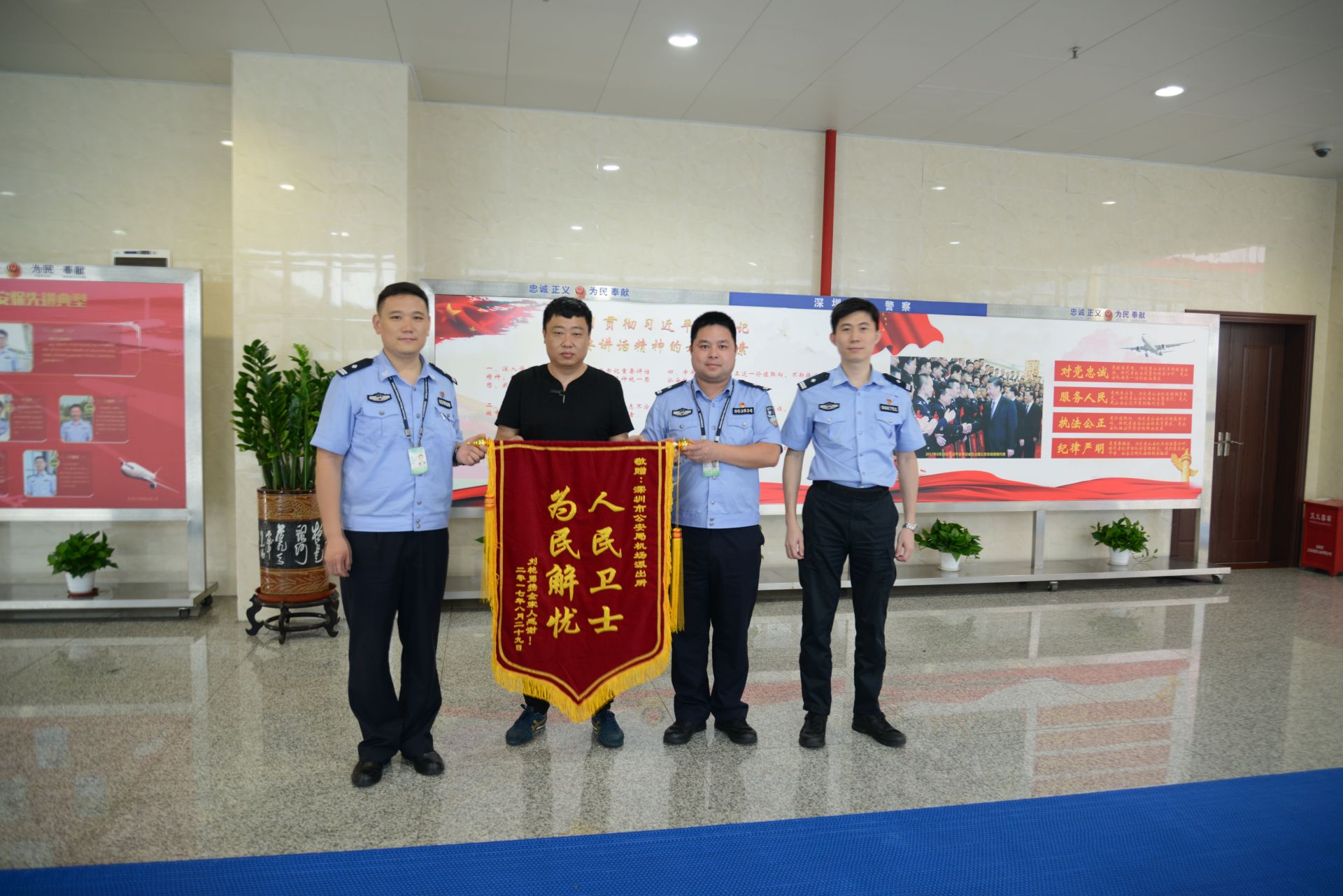 价值52万的行李丢了！细心警察从视频里的10秒发现去向……