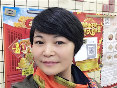 她开了深圳首家福彩专卖店 资助11名贫困生读书