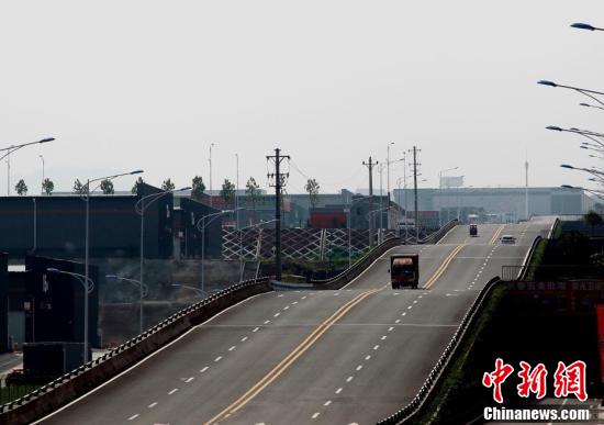 重庆现“波浪形”公路，路过司机：有腾空的感觉，很刺激