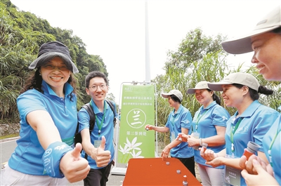 百余名罗湖政协委员为慈善“健行罗湖”